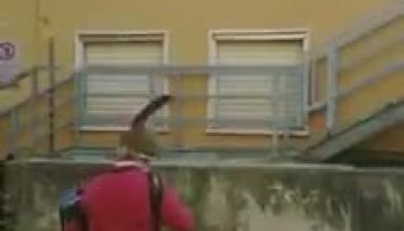 81 yaşındaki adam, Kovid-19 tedavisi gören eşinin penceresinin altında serenat yaptı
