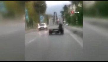 Bursa'da kamyonetin arkasına takılan genç böyle düştü!