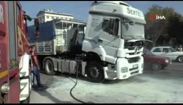 Seyir halindeki tır alev aldı