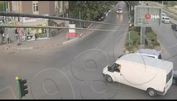 Dikkatsiz sürücülerin kaza anı kamerada