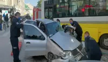 Bursa'da özel halk midibüsü ile otomobilin çarpıştığı kaza kamerada: 2'si ağır, 7 yaralı