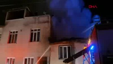 Bursa'da sosyal mesafeyi unutan mahalleli film izler gibi yangını izledi