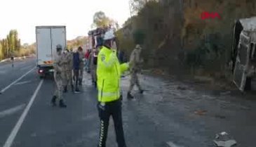 Mültecileri taşıyan minibüs kaza yaptı: Ölü ve yaralılar var