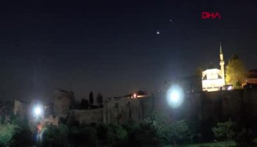 Gökyüzünde ay ile yıldız yan yana geldi