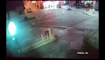 Motosikletin otomobile çarpma anı güvenlik kamerasına yansıdı