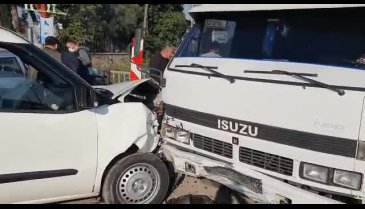 Bursa'da 3 araç birbirine girdi: 2 yaralı