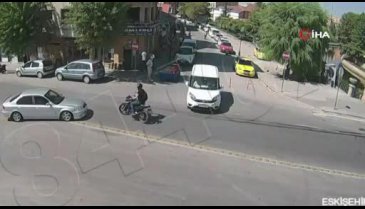 Eskişehir'de kaza anı MOBESE kamerasına yansıdı