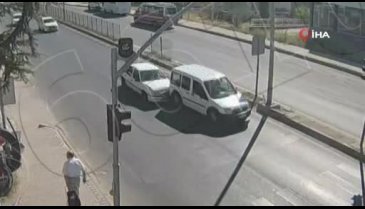 Kırmızı ışığı fark etmedi öndeki kamyonete çarptı
