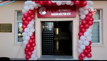 Vali ayakta kalan kadınları koltuğa, protokolü sandalyeye oturttu