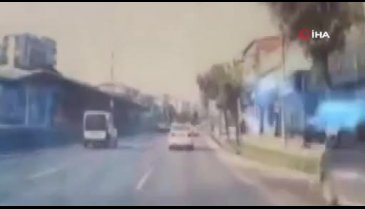 Bursa'da makas atan otomobil kamerada!