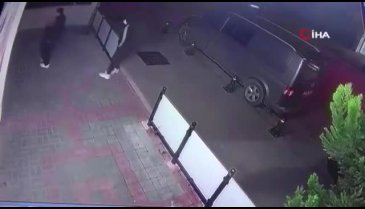 Dükkanına giren hırsızları sopayla kovaladı