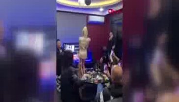 Sosyal medya fenomenlerinden ev partisi