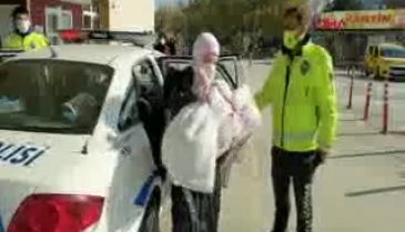 Bursa'da hasta bebek, polis aracıyla hastaneye götürüldü
