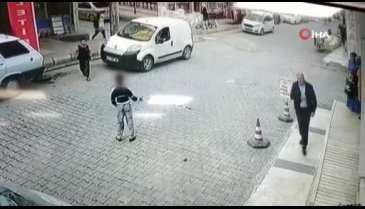 Dehşete düşüren görüntü! Çocuğu kaldırıp yere vurdu - 2