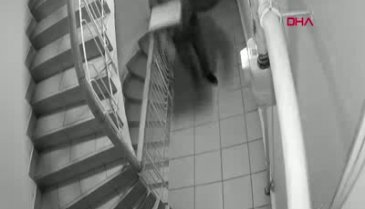 Sipariş getiren kurye apartmanın merdivenlerine idrarını yaptı