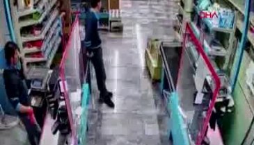 Zincir marketleri hedef alan silahlı soyguncular kamerada