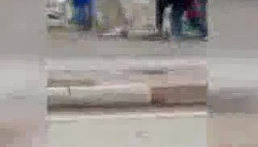 Bursa'da yıkım sırasında canlarını hiçe sayıp, demir toplamaya çalıştılar