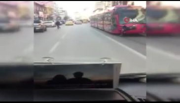 Bursa'da tramvay arkasında tehlikeli yolculuk kaydedildi