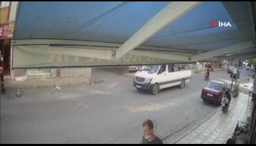 Telefonla konuşan motosikletliyi uyardı, çocuklarının gözü önünde darbedildi