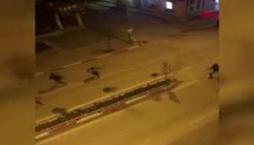 Bursa'da yol ortasında sopalı kavga kamerada