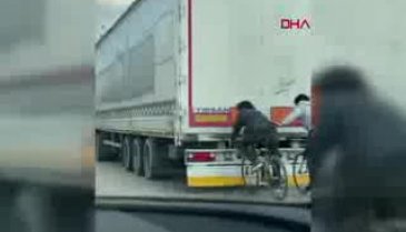 Bursa'da bisikletli gençlerin tehlikeli yolculuğu kamerada
