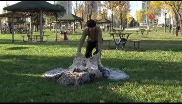 Bursalı ünlü tiyatrocu bu kez kartal kostümü giyerek uyardı