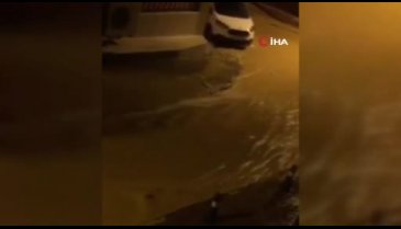 Bursa'da su borusu patladı, yol çöktü