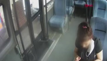 Taciz anları kamerada! Telefon numarasını alana kadar minibüsün kapısını açmadı