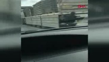 Bursa'da kamyon kasasına tutunan gencin tehlikeli yolculuğu kamerada