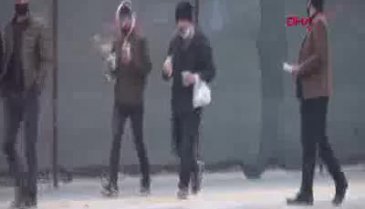 Maske takmayanlara 'Kovid-19 testim pozitif çıktı, hastaneye nasıl giderim?' diye sordu