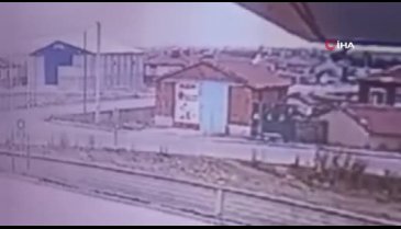 Takla atan araçtan savrulan sürücü evin çatısına düştü