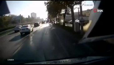 Bursa'da kontrolden çıkan otomobil park halindeki araçların arasına daldı