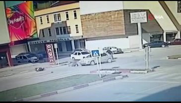 Bursa'da motosikletiyle karşıya geçmek için beklerken az daha arabanın altında kalıyordu