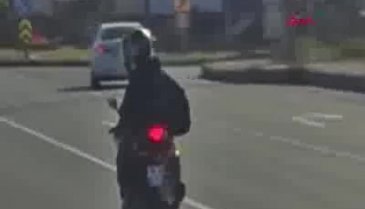 Bursa'da motosikletle tek teker üzerinde tehlikeli yolculuk
