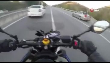 Bursa'da makas atarak trafiği birbirine katan otomobil kamerada