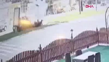 Bursa'da otomobilin tabelalara çarptığı anlar kamerada