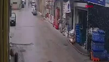 Bursa'da sokak köpeğinin ıslanmaması için iş yerinin tentesini açtı
