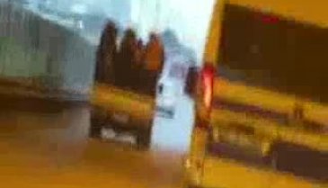 Bursa'da kamyonetteki 6 kişinin tehlikeli yolculuğu kamerada