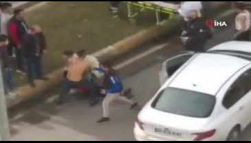 Yakının kazada yaralandığını gören genci kimse sakinleştiremedi