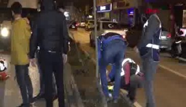 Bursa'da polisi görünce otomobildeki uyuşturucuyu yere döktüler