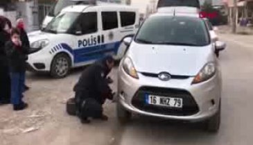 Bursa'da polis yolda kalan sürücünün otomobilinin lastiğini değiştirdi