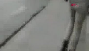 Seyyar satıcı kadının yumurtalarını yere atan zabıtaya tepki