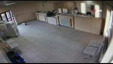 Bursa Osmangazi'de maskeli ve silahlı şahıslar PTT'yi soydu