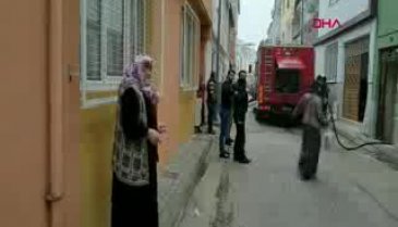Bursa'da apartmanda çıkan yangın mahalleliyi sokağa döktü