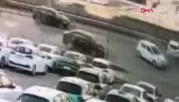 Bursa'da yola atlayan kedinin neden olduğu zincirleme kaza kamerada