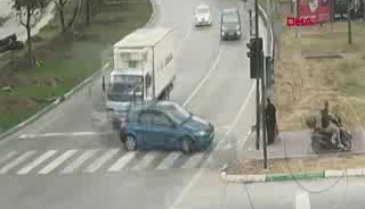 Bursa'da yaşlı kadının yarım metreyle kurtulduğu kaza, mobesede