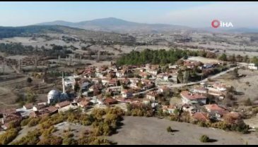 Bursa'da muhtar olduğuna inandırmak için kimliğini gösteriyor