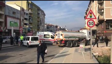 Bursa'da kamyonun çarptığı kadın hayatını kaybetti! Kaza anı kamerada - 2