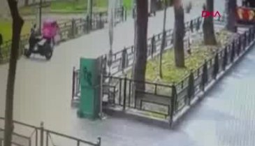 Motosikletli kuryelerin feci kazası kamerada
