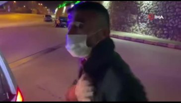 Ceza yiyen alkollü ve ehliyetsiz sürücü türkü söyleyip oynadı